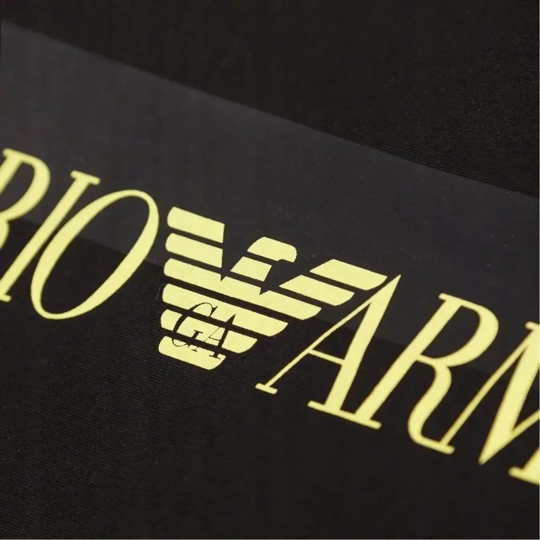 t-shirt-emporio-armani-ea7-duze-zlote-logo-czarny