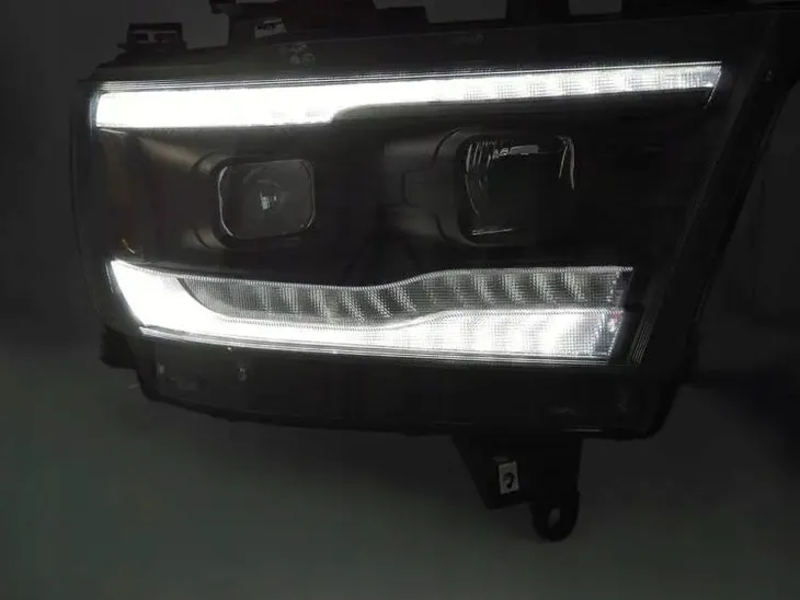lampy-reflektory-black-led-do-dodge-ram-19-22-strona-zabudowy-lewe-prawe