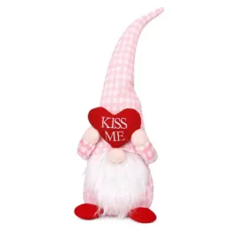 krasnal-skrzat-figurka-walentynkowy-siedzacy-rozowy-z-sercem-kiss-me-ksn5