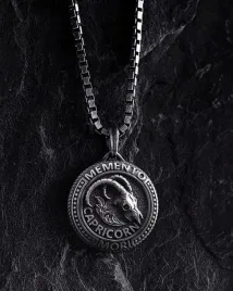wisiorek-znak-zodiaku-capricorn-memento-mori-koziorozec