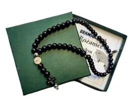 bransoletka-meska-rozaniec-na-reke-caly-pelny-z-kamieni-onyksu-sw-benedykt