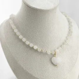 naszyjnik-choker-z-serduszkiem-z-kwarcu-jadeit-bialy