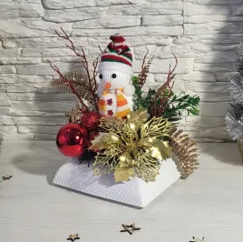 stroik-swiateczny-z-balwankiem-ozdoba-bozonarodzeniowa-z-bombkami-czapka