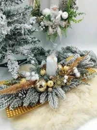 stroik-dlugi-zloty-boze-narodzenie-kompozycja-ze-swieca-dekoracja-na-stol