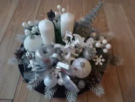 stroik-na-stol-swiateczny-z-swieczka-boze-narodzenie-na-talerzu-piekny