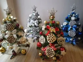 choinka-mala-z-dekoracja-ubrana-z-lampkami-50-cm