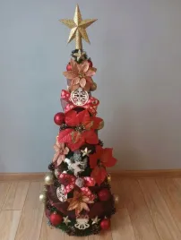 stozek-choinka-dekorowany-z-ozdobami-140-cm-ubrana