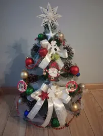 choinka-mala-dla-dziecka-z-dekoracja-ubrana-z-lampkami-50-cm-kolorowa
