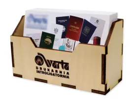 drewniany-stojak-pojemnik-organizer-na-wizytowki-wlasny-grawer