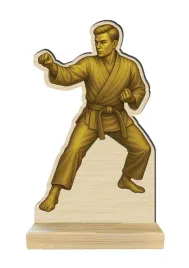 statuetka-karate-drewno-figurka-25x15-karateka-tabliczka-gratis