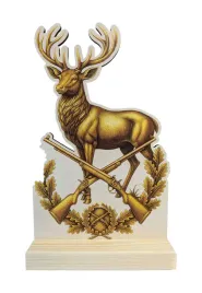 drewniana-statuetka-mysliwska-nadruk-jelen-nagroda-trofeum-opis-25-cm