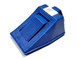 klin-pod-kolo-samochodowe-z-hamulcem-blokada