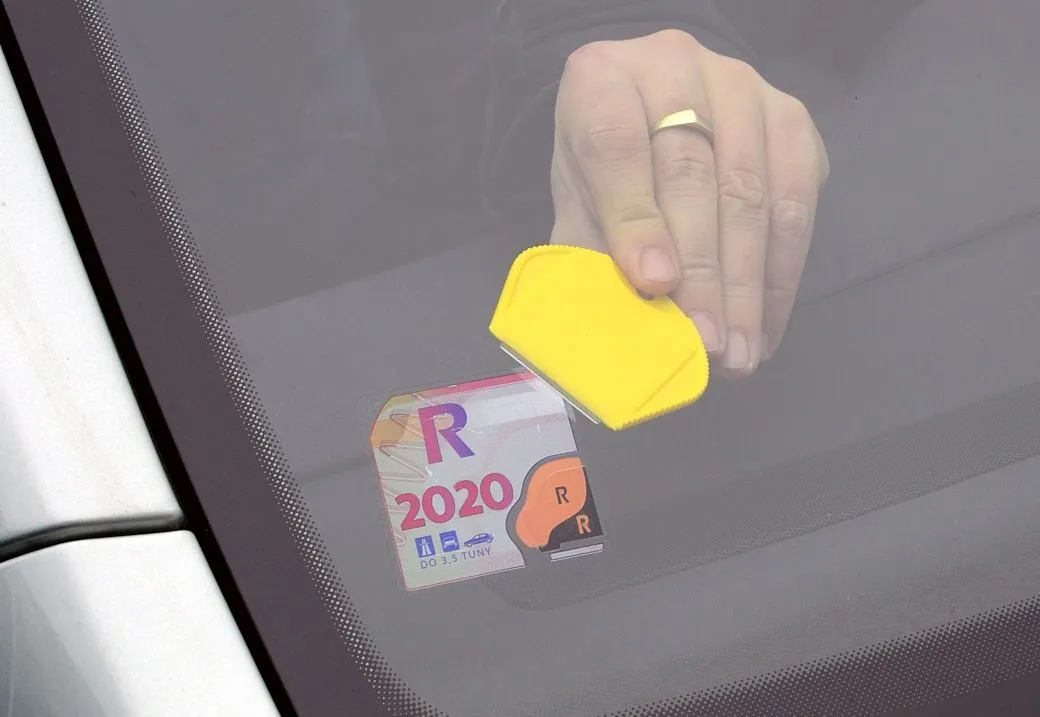 skrobak-do-usuwania-winiet