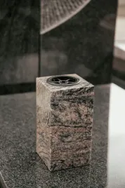 ekskluzywny-wazon-granitowy-na-grob-wazon-na-pomnik-himalaya-28cm