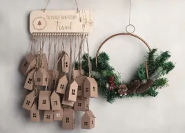 kalendarz-adwentowy-z-domkami-drewniany-zadania