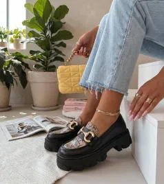 czarne-mokasyny-z-motywem-skory-weza-i-zlota-ozdoba-ruben