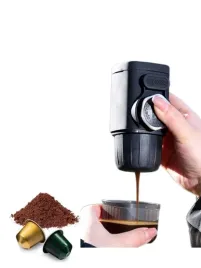 przenosny-recznie-prasowany-ekspres-do-kawy-na-zewnatrz