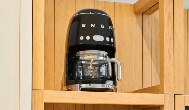 ekspres-smeg-dcf02bleu-pojemnosc-zbiornika-na-wode-14-l