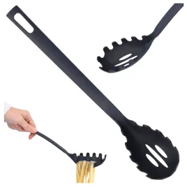 lyzka-do-makaronu-spaghetti-kuchenna-plastikowa-czarna-solidna