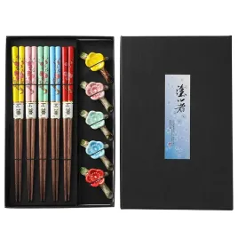 paleczki-5-par-z-drewna-z-ceramicznym-podstawkiem-zestaw-do-sushi-luksusowe