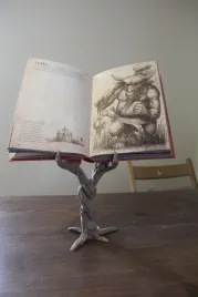 the-forbidden-book-holder-stojak-na-zakazana-ksiazke