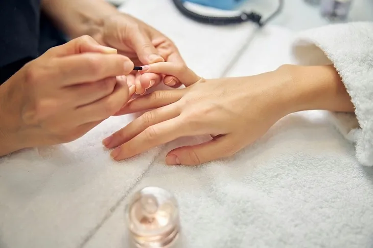 victoria-vynn-5-oils-complex-oliwka-do-pielegnacji-skorek-i-paznokci-30-ml-wielkosc-produkt-pelnowymiarowy