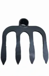 solidna-motyka-czterozebna-kuta-kopania-premium