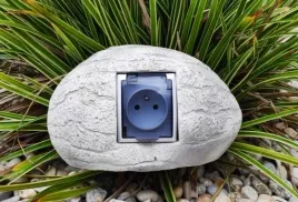 unikalny-ozdobny-kamien-z-gniazdem-elektrycznym-estetyka-z-funkcjonalnoscia