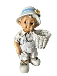 figurka-gipsowa-chlopiec-z-koszykiem-na-boku