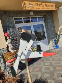 wiatrak-drewniany-strach-ogrodowy-bocian-rekodziel