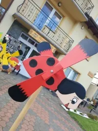 wiatrak-drewniany-strach-ogrodowy-biedronka-rekodziel