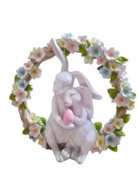 figura-wielkanocna-krolik-zajac-w-kwiatowym-wianku
