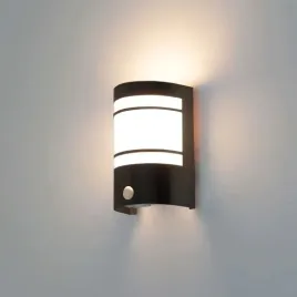 lampa-scienna-zewnetrzna-z-czujnikiem-ruchu-e27-bk