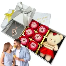 zestaw-prezentowy-naszyjnik-mydlane-zapachowe-roze-prezent-na-dzien-kobiet