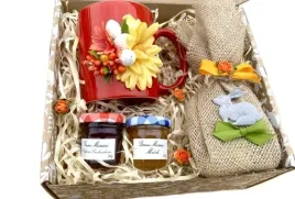 prezent-na-wielkanoc-wiosenny-zestaw-kosz-prezentowy-kubek-herbata-miod