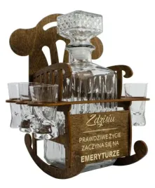 fotel-bujany-karafka-kieliszki-prezent-na-urodziny-dla-emeryta