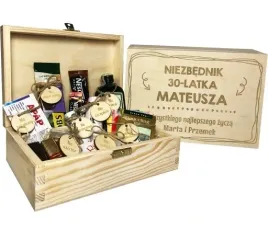 prezent-na-urodziny-18-30-40-50-niezbednik-drewniane-pudelko-z-grawerem