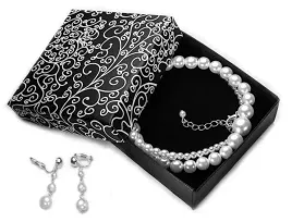 komplet-z-perel-biale-choker-klipsy-prezent-perly-w-pudelku-perelki-modne