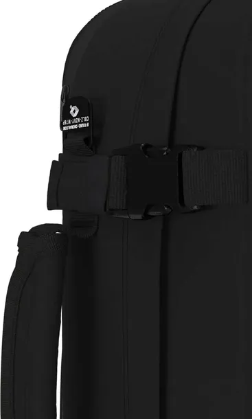 plecak-podrozny-2w1-cabin-zero-classic-tech-28l-absolute-black-glebokosc-krotszy-bok-20-cm