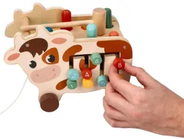 drewniana-krowka-aktywnosci-na-sznureczku-ciagniecia-przesuwanka-przebijak