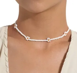 naszyjnik-choker-bialy-kwiatki-kwiatuszki-koraliki-z-koralikami-drobny-boho