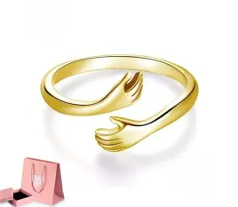 zloty-pierscionek-obejmujace-dlonie-hug-stal