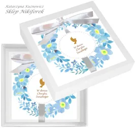 kartka-w-pudelku-na-chrzest-swiety-biala-w-niebieskie-kwiaty-niezapominajki