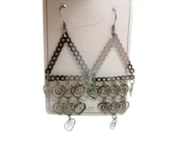 piekne-modne-kolczyki-srebrne-trojkat-z-wiszacymi-sercami-proba-925