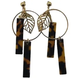 piekne-kolczyki-zloty-lisc-z-wiszacymi-bursztynowymi-paleczkami