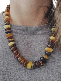 piekny-naturalny-bursztynowy-naszyjnik-wielokolorowy-bursztyn-mix