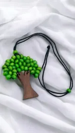 wisiorek-drzewko-szczescia-bizuteria-drewniane-koraliki-wyjatkowy-prezent