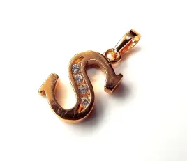 zawieszka-zlota-stal-chirurgiczna-18k-litera-s