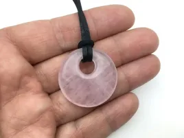 wisiorek-zawieszka-kamien-kwarc-rozowy-w-ksztalcie-donata-z-rzemieniem