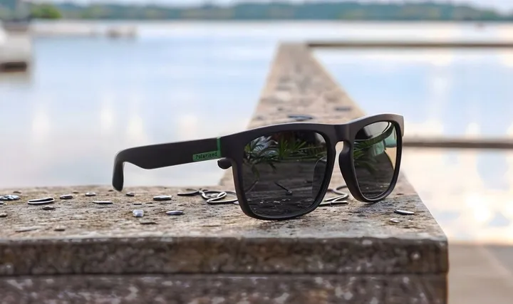 okulary-przeciwsloneczne-z-filtrem-lustrzanki-polaryzacyjne-czarne-etui